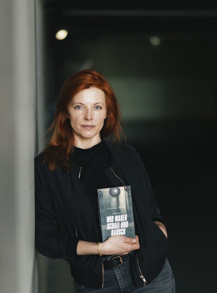 Autorin Jasmin Moll mit ihrem Roman WIR WAREN SCHALL UND RAUSCH (Foto: Sascha Schlegel)